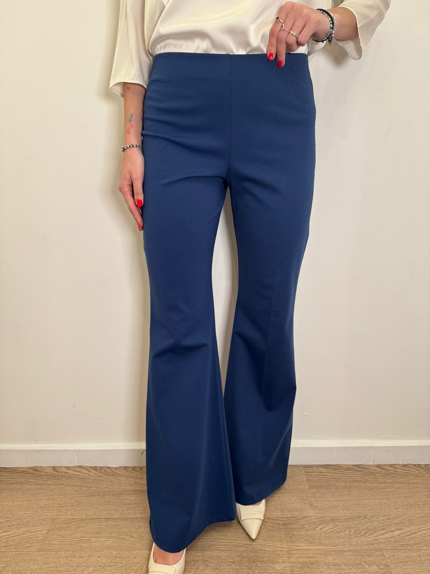 Pantalone flare blu brillante